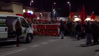 Firenze i centri sociali manifestano contro Salvini [upl. by Oileduab]