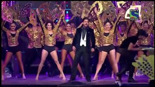 Shah Rukh Khans Grand Entry in Filmfare Awards  SRK  Karan Johar  Kapil Sharma  Filmfare [upl. by Bravar665]