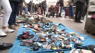 Mercadillo ilegal y a plena luz del día en Atocha [upl. by Haron524]